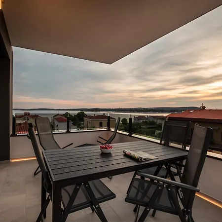 Two Berdooms With Sea View *